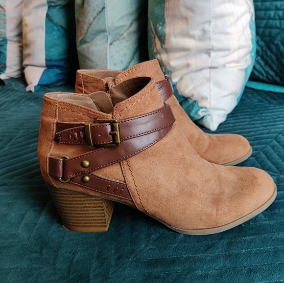 New size 8 brown suede booties - Picture 1 of 4
